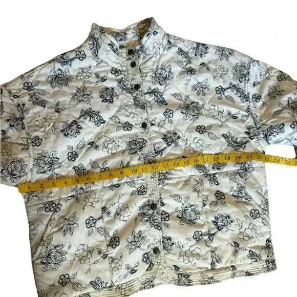 Kensie Jeans Quilted Jacket Women’s Floral Pattern, Button Up Snap Closure. - Picture 7 of 11